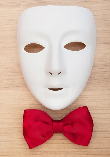 マスクと木製の背景上の弓の関係 — ストック写真