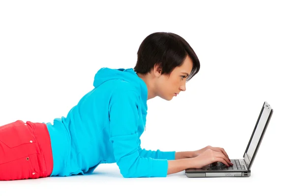 笔记本电脑上白色隔离工作的年轻女孩 — 图库照片
