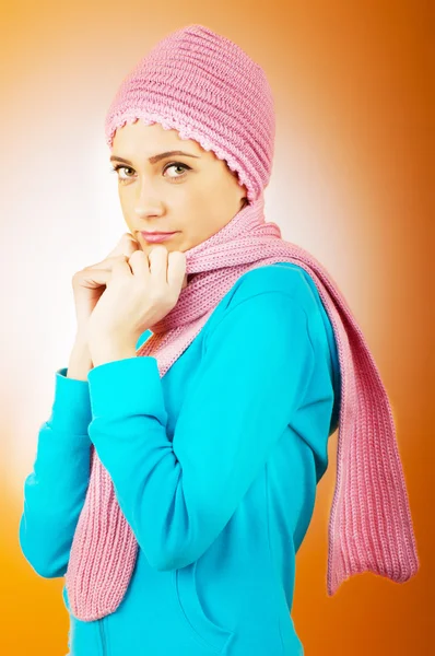 暖かい服装で素敵な探している女性 — ストック写真