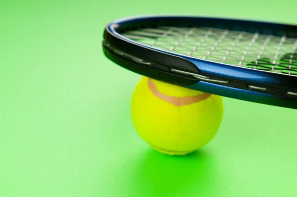 Concepto de tenis con pelotas y raqueta —  Fotos de Stock