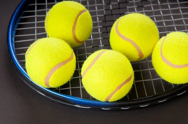 Tenis koncept s míčky a raketa — Stock fotografie