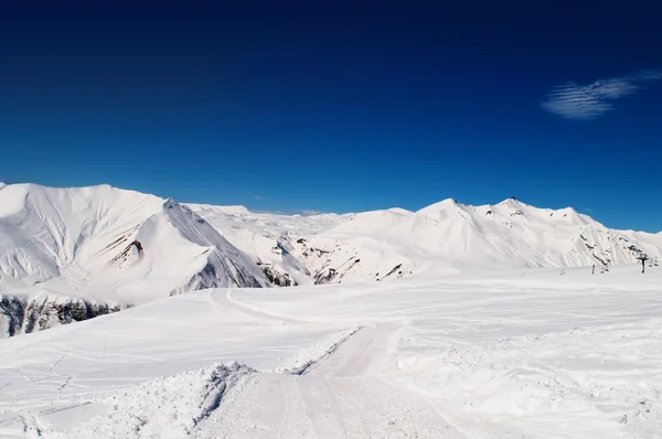 Altas montanhas sob neve no inverno — Fotografia de Stock