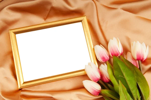 Marcos de fotos y tulipanes flores en satén — Foto de Stock