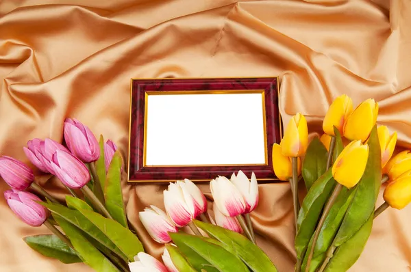Bild ramar och tulpaner blommor på satin — Stockfoto