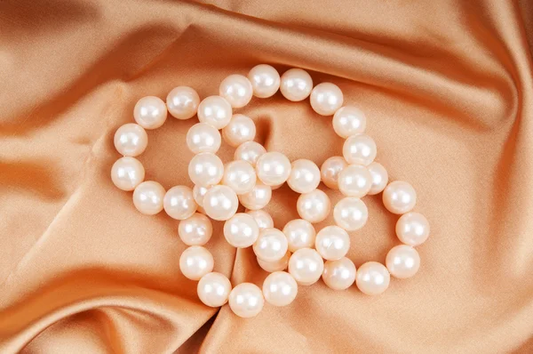 Collier de perles sur le fond satiné brillant — Photo