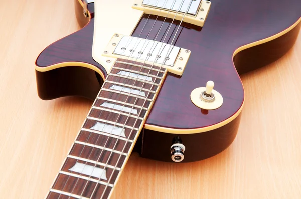 Concetto musicale con chitarra in legno — Foto Stock