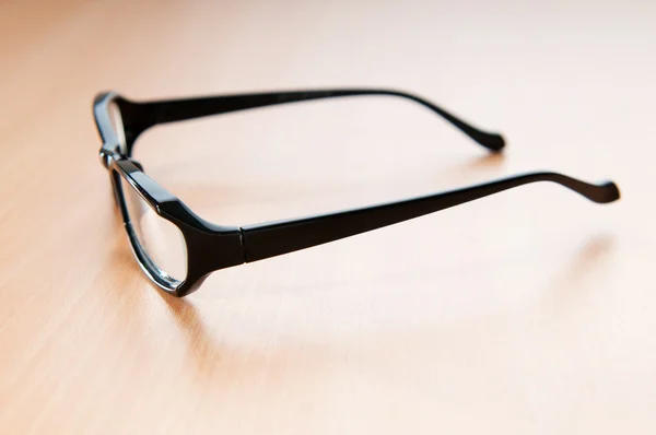 Óculos ópticos em fundo de madeira — Fotografia de Stock