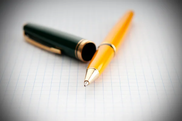 Ручка на бумаге - мелкое DOF и виньетирование — стоковое фото