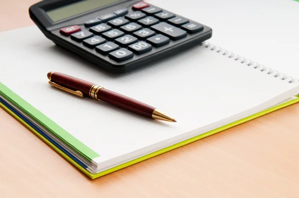 Conceito de negócio com bloco de notas e calculadora — Fotografia de Stock