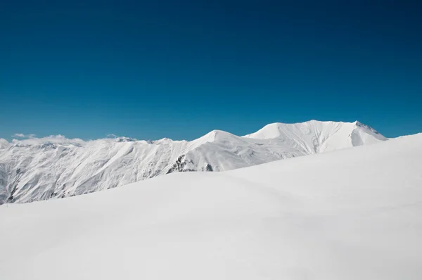 Wysokie góry pod śniegiem zimą — Zdjęcie stockowe