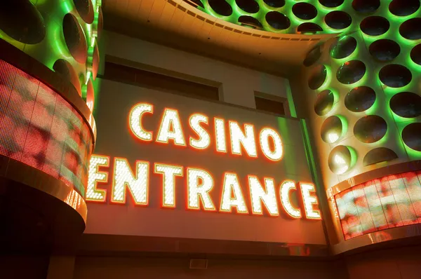 Entrada do casino com letras vermelhas de néon grandes — Fotografia de Stock