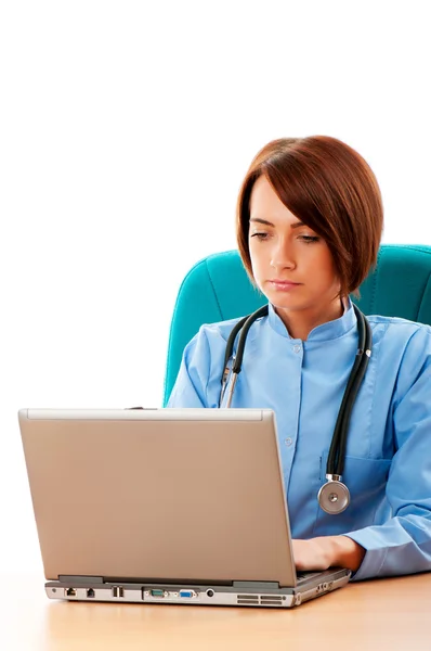 Молодая женщина-врач работает за компьютером — стоковое фото