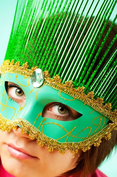 Attraktive Frau posiert in der stylischen Maske — Stockfoto