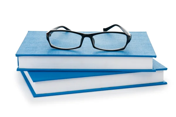 Okuma gözlüğü ile üzerine beyaz izole kitap — Stok fotoğraf