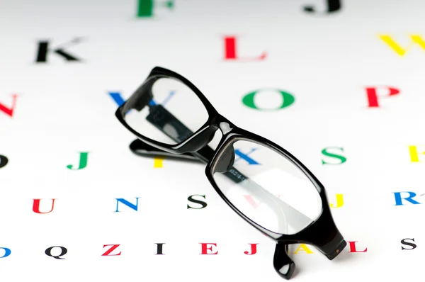 Lunettes de lecture optiques sur la table de vision — Photo