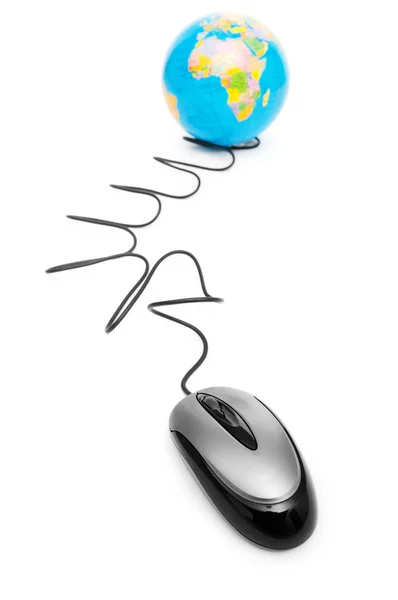 Компьютерная мышь и глобус - править миром — стоковое фото