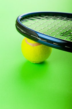 Tenis raket ve topları konseptiyle