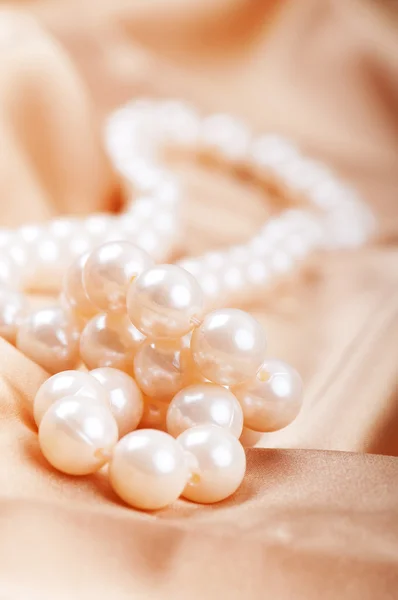 Collier de perles sur le fond satiné brillant — Photo