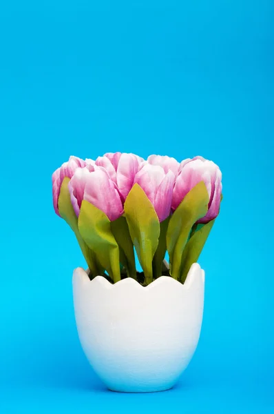 Kleurrijke tulp bloemen in de witte pot — Stockfoto