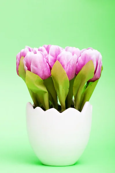 白の鍋でカラフルなチューリップの花 — ストック写真