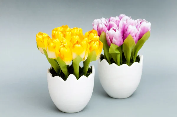 Flores de tulipa coloridas no vaso branco — Fotografia de Stock