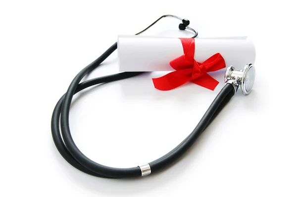 Koncepcja edukacji z dyplomem i stetoskop biały — Zdjęcie stockowe