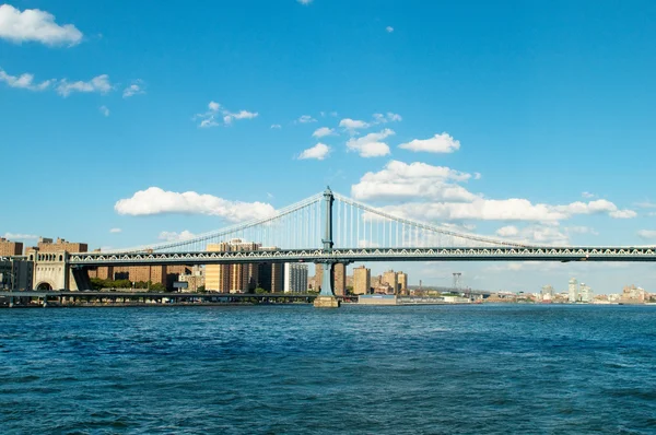 Γέφυρα του Μπρούκλιν στη Νέα Υόρκη τη φωτεινή καλοκαιρινή μέρα — Φωτογραφία Αρχείου