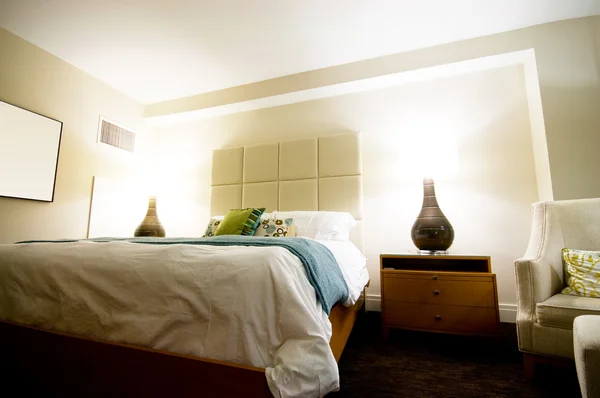 现代室内双人床 — 图库照片