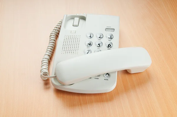 Téléphone de bureau blanc sur la surface plane — Photo