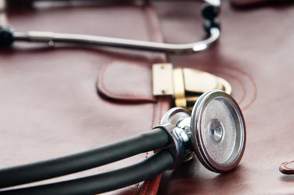 Lekarza brązowe skórzane etui z stetoskop — Zdjęcie stockowe
