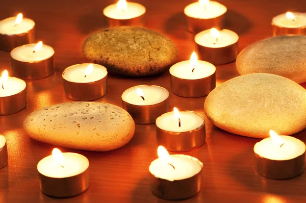 非常に熱い蝋燭とアロマセラピーのセッションのための小石 — ストック写真