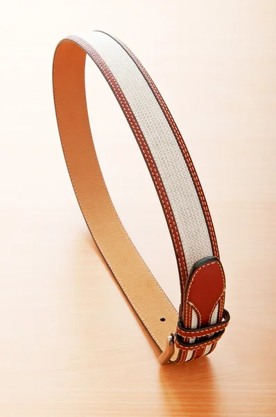 Cinturón de cuero sobre fondo de madera — Foto de Stock