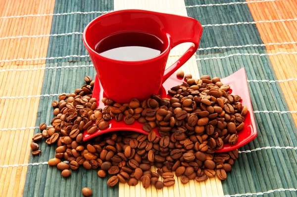 Kopje koffie met vele bonen rond — Stockfoto