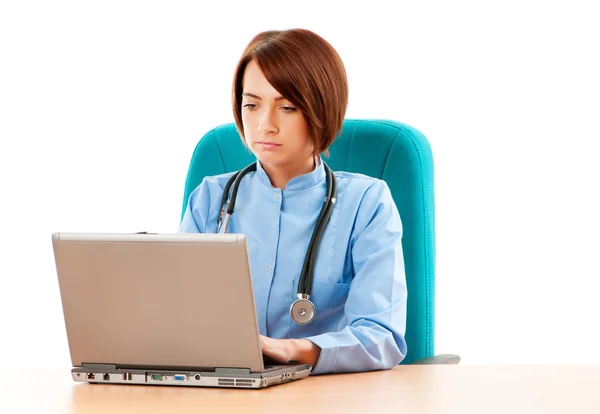 Ung kvinnlig läkare arbeta vid datorn — Stockfoto