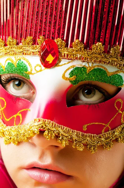 Attraktiv kvinna poserar i elegant mask — Stockfoto