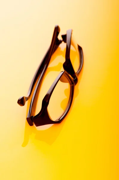Оптичні окуляри для читання на фоні — стокове фото