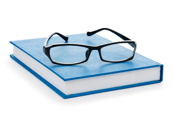 Occhiali da lettura con libri isolati sul bianco — Foto Stock