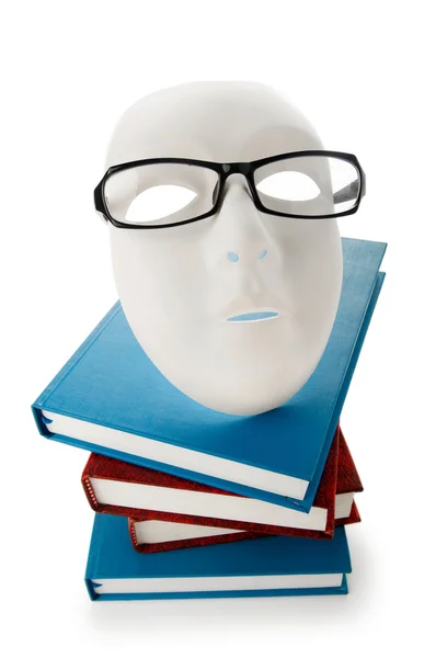 Концепция чтения с масками, книгами и очками — стоковое фото