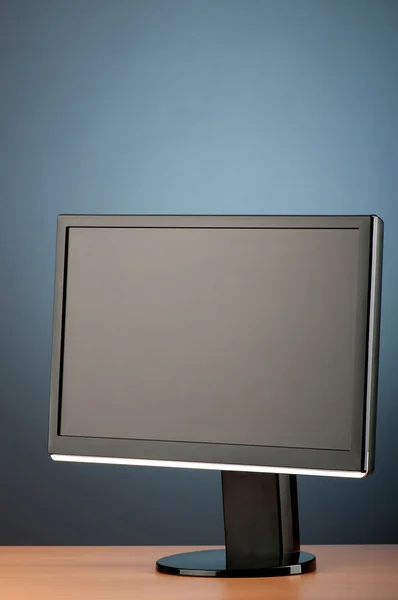 Monitor de computador de tela larga contra fundo colorido — Fotografia de Stock