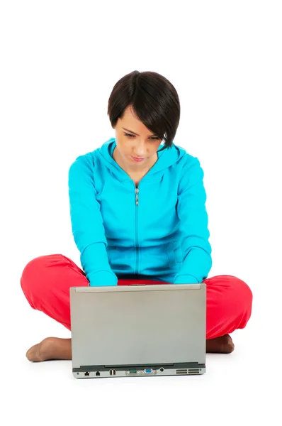Młoda dziewczyna pracuje na laptopie na białym tle — Zdjęcie stockowe