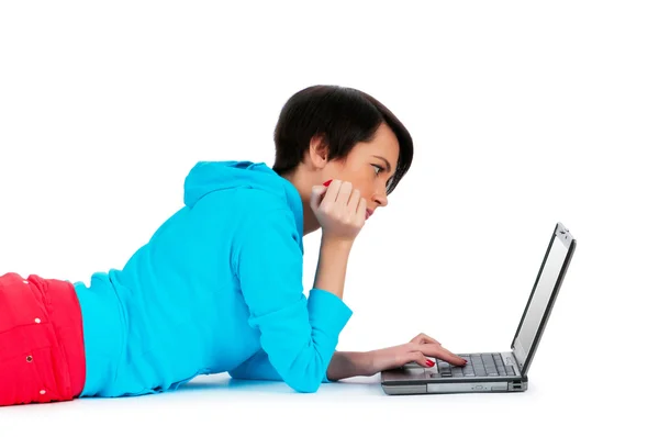 Jong meisje bezig met laptop geïsoleerd op wit — Stockfoto
