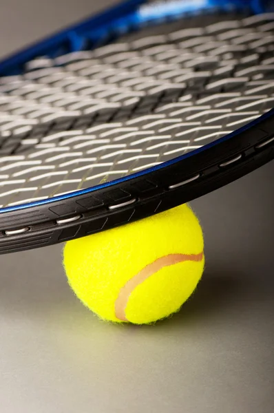 Concept de tennis avec balles et raquette — Photo