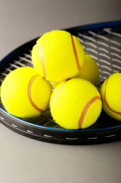 Tenis koncept s míčky a raketa — Stock fotografie
