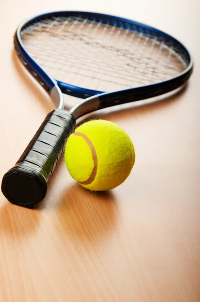 Conceito de tênis com bolas e raquete — Fotografia de Stock