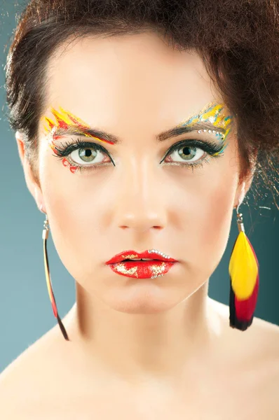 Attraktiv kvinna med elegant make up — Stockfoto