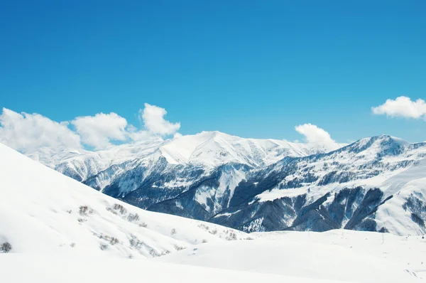 Alte montagne sotto la neve in inverno — Foto Stock