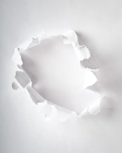 Dziura w papierze z rozdartymi bokami — Zdjęcie stockowe
