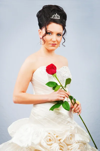 与玫瑰在工作室拍摄的美丽新娘 — 图库照片