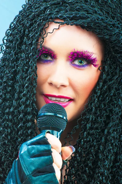 Estrela pop cantando a música no concerto — Fotografia de Stock