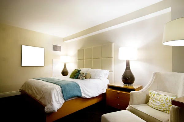 Manželská postel v moderním interiéru pokoje — Stock fotografie